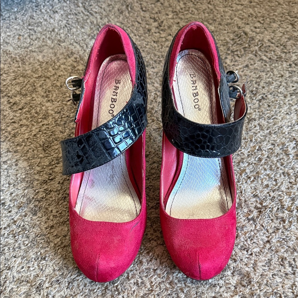 BAMBOO Women's Red and Black Heels